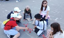 Robot yarışmasında sanat stantları
