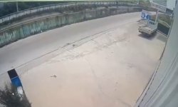 TIR, sulama kanalına düştü; kaza kamerada