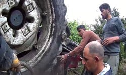 Traktör devrildi, altında kalan sürücü 1 saatlik çalışmayla kurtarıldı