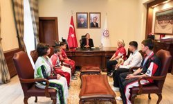 Vali Bilgihan şampiyonları ağırladı