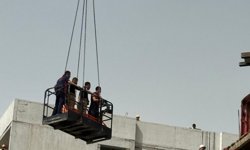 Vücuduna demir çubuk batan işçiyi itfaiye kurtardı