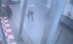 Yolda yürürken üzerine direk devrildi; o anlar kamerada