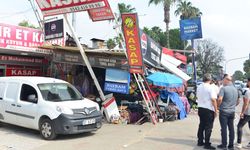Adana'da kamyon markete daldı