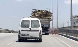 Ahşap yüklü kamyonun tehlikeli ilerleyişi