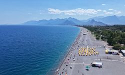 Antalya'da sıcaktan bunalanlar sahillere akın etti