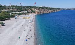 Antalya'da sıcaktan bunalanlar sahillere akın etti/Ek fotoğraflar