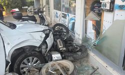 Aracıyla kaldırımı aşıp iş yerine çarptı