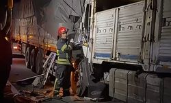 Çekici, emniyet şeridinde park halindeki kamyona çarptı, 1 yaralı