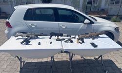 Cezaevi önünde 2 kişiyi yaralayıp, otomobil gasbeden şüphelilerin yakalanma anı kamerada