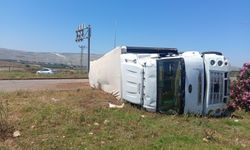 Devrilen TIR'ın şoförü yaralandı