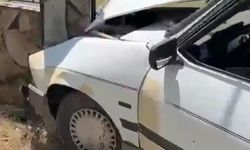 Duvara çarpan otomobildeki 3 kişi yaralandı