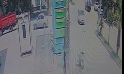 El freni çekilmeyen otomobil traktöre çarptı
