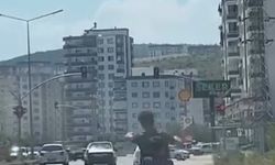 Elektrikli bisiklet sürücüsünün tehlikeli yolculuğu kamerada