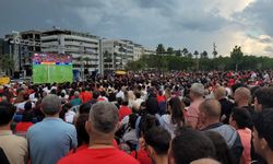 Hatay'da milli maç heyecanı; Antakya'da yağmura rağmen dev ekrandan takip ettiler