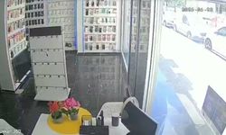 İş yerinin asma tavanının çöktüğü anlar kamerada
