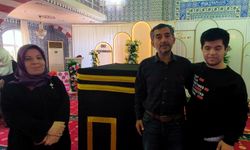 Kabe maketine sarılıp, 'Allah'ım, beni o memlekete götür' diye dua ederek gözyaşı döktü