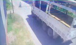 Kamyonla çarpışan motosikletin sürücüsü öldü; kaza kamerada