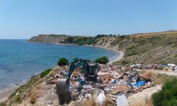 Karataş sahilindeki kaçak yapılan yıkılıyor