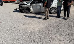Mersin'de otomobil ile hafif ticari araç çarpıştı: 6 yaralı