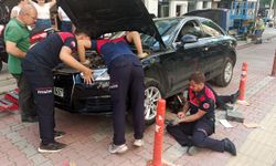 Otomobilin motoruna giren kedi güçlükle çıkarıldı