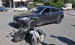 Otomobille çarpışan motosikletin sürücüsü yaralandı