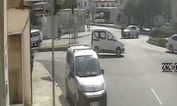 Otomobille çarpışan motosikletteki 2 kişi yaralandı; kaza kamerada