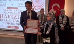 Reyhanlı'da hafızlık eğitimini tamamlayan 16 kız öğrenciye belgeleri verildi