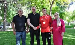 Şampiyon Emirhan Yüksel, gururlandırdı