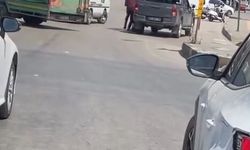 Trafikte yanlarında tüfek bulunan 2 kişi, kamyonet sürücüsünü sopayla darbetti