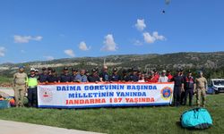Yamaç paraşütçüleri jandarmanın kuruluşunu kutladı