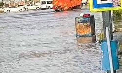 Adana'da su borusu patladı, yollar göle döndü