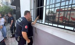 Alevlerden sonra gelen şefkat; itfaiye erleri 13 yaşındaki çocuğu yalnız bırakmadı