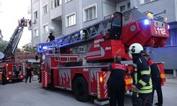 Apartmandaki yangında mahsur kalanlar, merdivenli araçla kurtarıldı