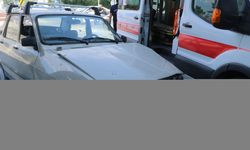 Askeri ambulans ve otomobiller çarpıştı: 2 yaralı