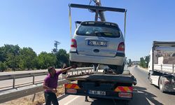 Bariyerlerin arasına giren otomobildeki 6 kişi yaralandı