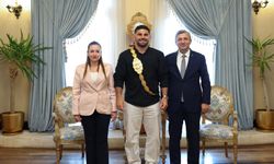 Başpehlivan Taş'tan Vali Şahin'e ziyaret