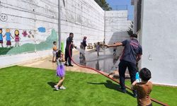Hatay'da itfaiyesi sıcaktan bunalan çocukları serinletti