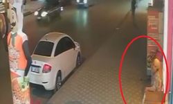İş yerinin duvarına çarpan otomobilin altında kalmaktan kıl payı kurtuldu
