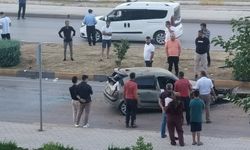 Kazaya karışan otomobil refüjü aşıp karşı şeride savruldu: 2 yaralı