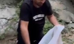 Kurumak üzere olan deredeki balıkları kurtardı
