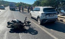 Motosiklet otomobile çarptı: 2 yaralı