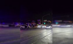 Otomobillerin çarpıştığı kaza kamerada