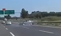 Otoyolda otomobilin bariyerlere çarptığı kaza kamerada