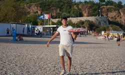 Plajda sıcaktan bunalana, 'karpuz sandviç' ikramı