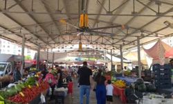 Semt pazarında vantilatör serinliği