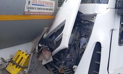 Tankere arkadan çarpan kamyondaki 2 kişi yaralandı
