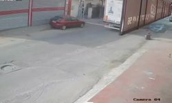 TIR'ın çarptığı motosikletin sürücüsü hafif yaralandı, kaza kamerada