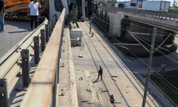 Yan yatan beton pompası kamyonu, üst geçitte asılı kaldı