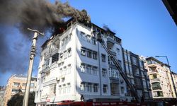Yangında teras korkuluğundan sarkıp, kurtarılmayı beklediler