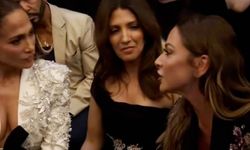Paris Moda Haftası'nda Hadise Rüzgarı - Jennifer Lopez ile Yan Yana Verdiği Kare Olay Oldu